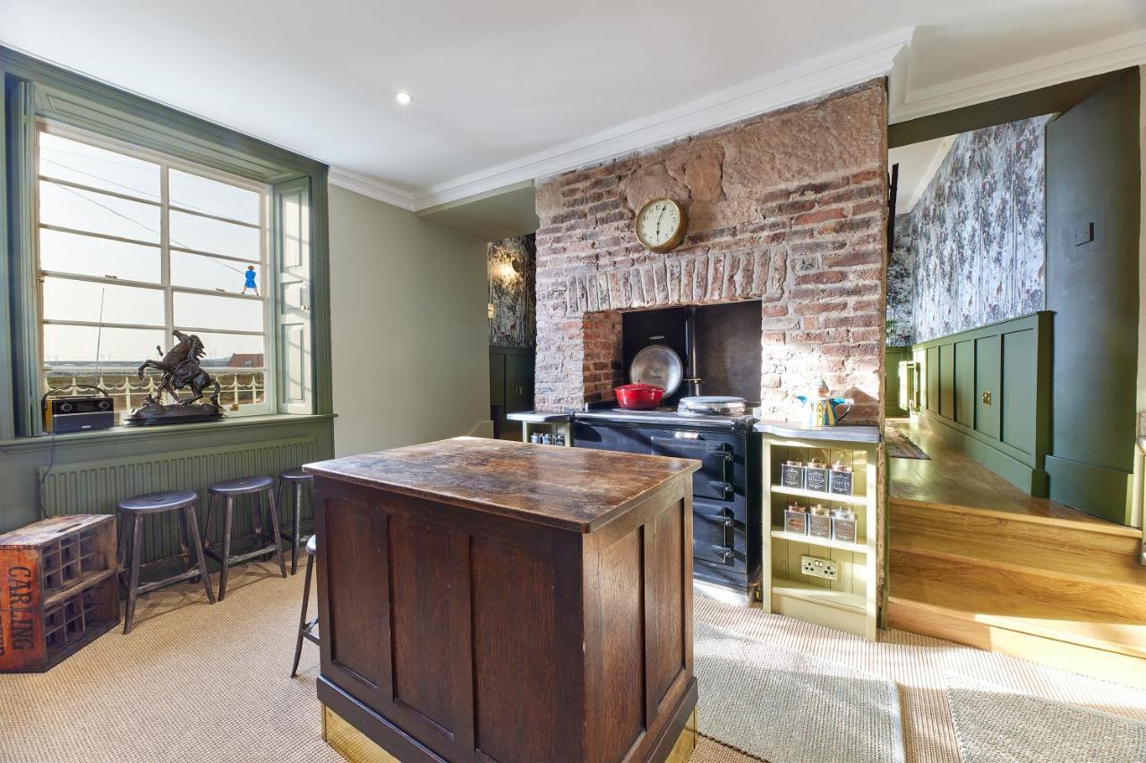River View: Characterful Townhouse, Stunning Views *